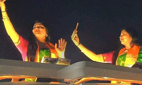 பொதுமக்களுடன் செல்பி எடுத்து வாக்கு சேகரித்த நடிகை நமீதா- விசில் அடித்து இளைஞர்கள் ஆரவாரம்