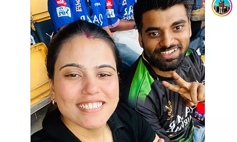 மேட்ச் பார்க்க தில்லுமுல்லு ரஜினியை காப்பியடித்த இளம்பெண்: மேனேஜர் கொடுத்த டுவிஸ்ட்