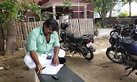 போலீஸ் நிலையம் முன்பு மன்சூர் அலிகான் திடீர் தர்ணா