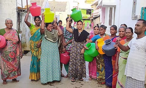 காலி குடங்களுடன் போராட்டத்தில் ஈடுபட்ட பெண்களை படத்தில் காணலாம்.