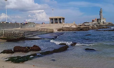 கடல் உள்வாங்கியது: விவேகானந்தர் மண்டபத்துக்கு படகு போக்குவரத்து ரத்து