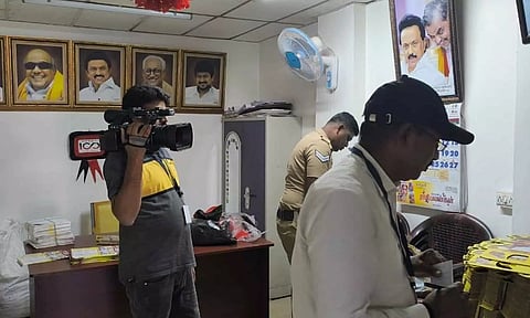 குன்னூர் தி.மு.க. அலுவலகத்தில் பறக்கும் படை சோதனை