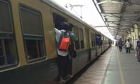 ரம்ஜான் பண்டிகை: மின்சார ரெயில்கள் ஞாயிறு கால அட்டவணையில் இயங்கும்