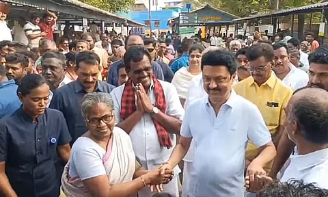 தேனியில் நடைபயணம் செய்து முதலமைச்சர் மு.க.ஸ்டாலின் வாக்குசேகரிப்பு