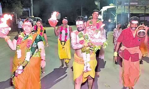 அக்னிசட்டி எடுத்து நேர்த்தி கடன் செலுத்திய நடிகர் கஞ்சா கருப்பு.&nbsp;