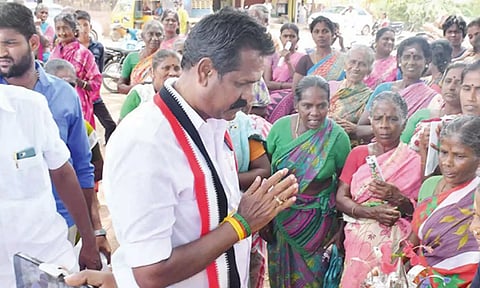 ராமநாதபுரம் பாராளுமன்ற தொகுதி அ.தி.மு.க. வேட்பாளர் பா.ஜெயபெருமாள் பெண்களிடம் இரட்டை இலைக்கு வாக்கு சேகரித்த காட்சி.