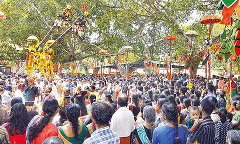 கொல்லங்கோடு பத்ரகாளி அம்மன் கோவிலில் தூக்க நேர்ச்சை கோலாகலம்