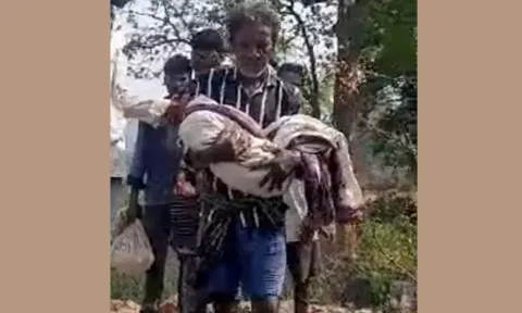 சிறுவன் உடலை தந்தை சுமந்து சென்ற காட்சி.