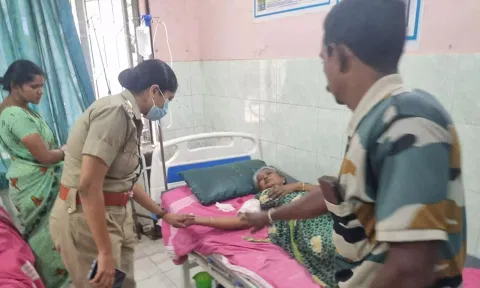 ஆஸ்பத்திரியில் சிகிச்சை பெற்று வரும் லட்சுமியிடம் போலீசார் விசாரணை நடத்திய காட்சி.