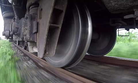 ரெயில் அருகில் வந்து விட்டதால் தண்டவாளத்தில் படுத்து உயிர் தப்பிய முதியவர்