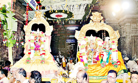 மீனாட்சி அம்மன் கோவில் சித்திரை திருவிழா இன்று கொடியேற்றத்துடன் தொடங்கியது