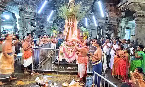 கொடியேற்றத்தை தொடர்ந்து கொடிமரத்துக்கு சிறப்பு தீபாராதனை நடந்தபோது எடுத்தபடம்