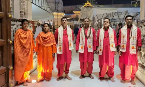 காசி விஸ்வநாதர் கோவிலில் பணிபுரியும் காவலர்களுக்கு  காவி நிற சீருடை