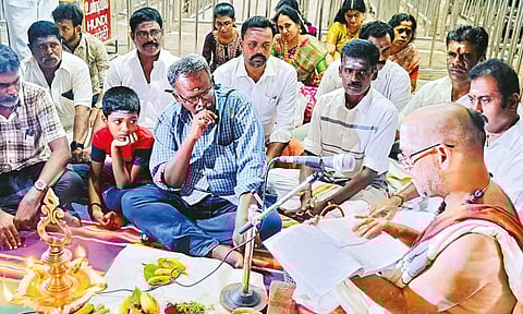 தமிழ்ப்புத்தாண்டை முன்னிட்டு ராமேசுவரம் ராமநாதசுவாமி கோவிலில் நேற்று பஞ்சாங்கம் வாசிக்கப்பட்டபோது எடுத்த படம்.