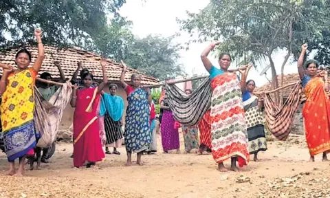 மலை கிராம பெண்கள் டோலி கட்டி ஊர்வலமாக சென்ற காட்சி.