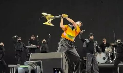 மேடையில் கிடாரை உடைத்த இசைக்கலைஞர்