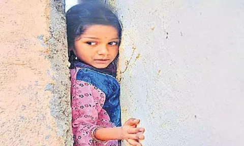 ஓடி விளையாடிய போது 2 சுவர்களுக்கு இடையில் சிக்கிய சிறுமி: 2 மணி நேரம் போராடி மீட்பு