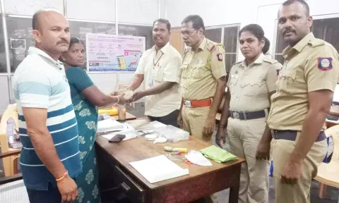 வியாபாரிகள் கொண்டு சென்ற ரூ.3.32 லட்சம் பறிமுதல்