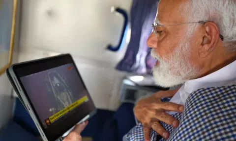 ராமர் சிலையின் நெற்றியில் சூரிய ஒளிக்கதிர்: Tab-ல் தரிசனம் செய்த பிரதமர் மோடி