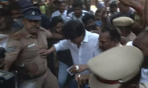 சென்னை நீலாங்கரையில் உள்ள வாக்குச்சாவடியில் வாக்களித்தார் விஜய்