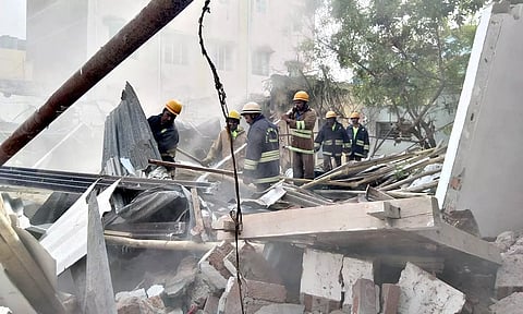 தீயணைப்பு வீரர்கள் கட்டிட இடிபாடுகளை அகற்றிய காட்சி.