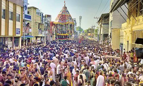 தஞ்சை பெரிய கோவில் தேரோட்டம் கோலாகலம்: பல்லாயிரக்கணக்கான பக்தர்கள் வடம் பிடித்தனர்