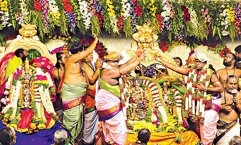 கோலாகலமாக நடைபெற்ற மீனாட்சி-சுந்தரேஸ்வரர் திருக்கல்யாணம்