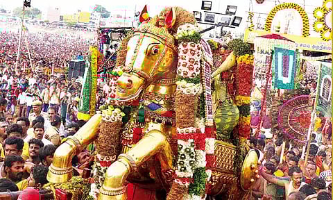 மதுரை வந்தடைந்தார் கள்ளழகர்... 'கோவிந்தா' கோஷம் முழங்க எதிர்சேவை செய்து வரவேற்ற பக்தர்கள்