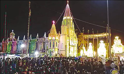 நவலூர் குட்டப்பட்டு அடைக்கல அன்னை ஆலய தேர்பவனி