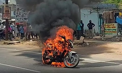 கடும் வெயிலால் தீப்பற்றி எரிந்த இருசக்கர வாகனம்