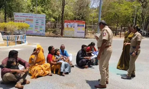 சாலை வசதி கேட்டு விவசாய குடும்பத்தினர் கலெக்டர் அலுவலகத்தில் தர்ணா போராட்டம்