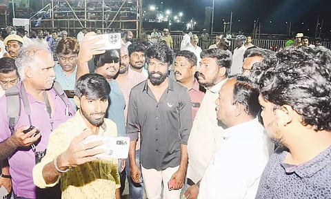 கள்ளழகர் வைகை ஆற்றில் இறங்கும் நிகழ்ச்சியில் பங்கேற்ற நடிகர் சூரி