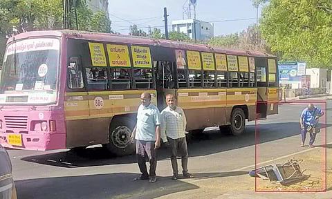 ஓடும் பஸ்ஸில் இருக்கை கழன்று வெளியே தூக்கி வீசப்பட்ட அரசு பஸ் கண்டக்டர்