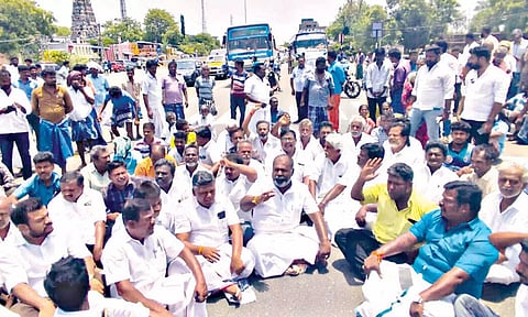 சாலை மறியலில் ஈடுபட்ட முன்னாள் அமைச்சர் ஆர்.பி.உதயகுமார் கைது