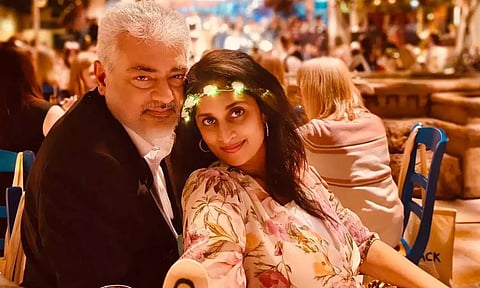 திருமண நாள் : நட்சத்திர ஓட்டலில் 'கேக்' வெட்டி கொண்டாடிய அஜித் - ஷாலினி