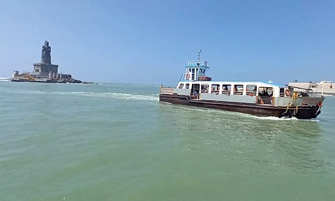 சீரமைப்பு பணி முடிவடைந்ததை தொடர்ந்து படகை கடலில் வெள்ளோட்டம் விட்டு சோதனை ஓட்டம் நடத்தியபோது எடுத்தபடம்.