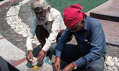 சேலம் மாவட்ட ஆட்சியர் அலுவலக வளாகத்தில் ஆம்லெட் போட்ட நபர்களால் பரபரப்பு