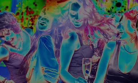 இரவு நடன விடுதிகளில் போதையில் மிதக்கும் இளம்பெண்கள்