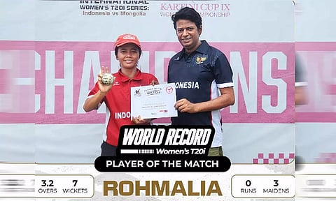 டி20 கிரிக்கெட்டில் ரன்ஏதும் கொடுக்காமல் 7 விக்கெட்: இந்தோனேசிய வீராங்கனை சாதனை