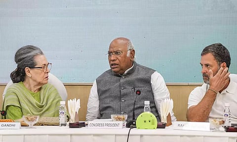 அமேதி, ரேபரேலி தொகுதி வேட்பாளர்கள் யார்?- காங்கிரஸ் நாளை ஆலோசனை