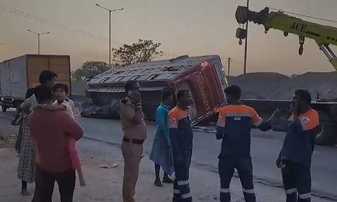 உளுந்தூர்பேட்டை அருகே ஆம்னி பேருந்து சாலையில் கவிழ்ந்து விபத்து