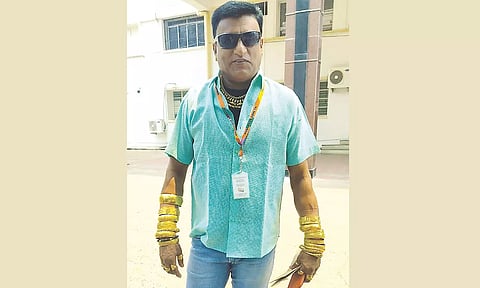 தேர்தல் அதிகாரிகள் பறிமுதல் செய்த ரூ.68 ஆயிரத்தை பெற 2¼ கிலோ நகைகளை அணிந்து வந்த தொழில் அதிபர்