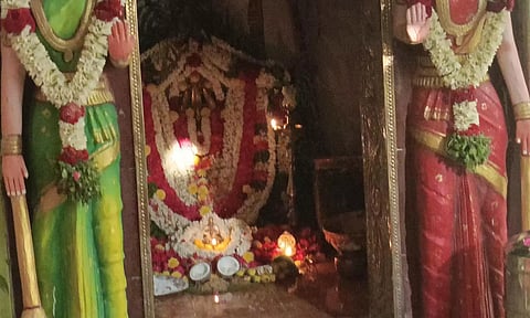 சின்னமனூர் அருகே அம்மன் மீது சூரிய ஒளி பட்டதால் பக்தர்கள் பரவசம்