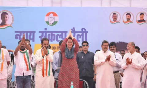 மோடி மறுப்பது அவர்களுடைய யுக்தி: அரசமைப்பு விவகாரத்தில் பிரியங்கா காந்தி தாக்கு
