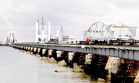 பாம்பன் புதிய ரெயில் பாலத்தில் தூக்கு பாலம் பொருத்தும் பணி தீவிரம்