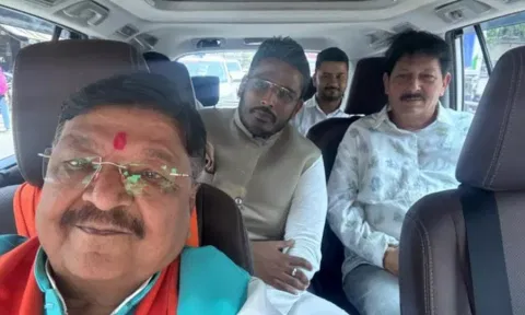 இந்தூர் தொகுதி காங்கிரஸ் வேட்பாளர் அக்ஷய் பாஜகவில் இணைந்தார்