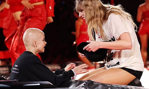 பிரபல பாடகியிடம் பரிசு பெற்ற சிறுமி புற்றுநோயால் மரணம்