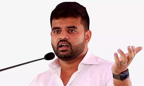 ஆபாச வீடியோ விவகாரம்: தேவகவுடா பேரன் கட்சியில் இருந்து நீக்கம்