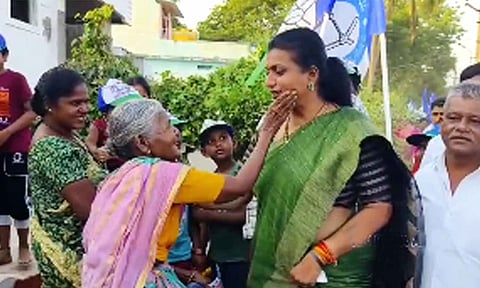 பிரசாரத்தில் ரோஜாவின் கன்னம் கிள்ளி நலம் விசாரித்த மூதாட்டி