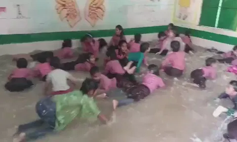 வெப்பத்தை தணிக்க வகுப்பறையை நீச்சல் குளமாக மாற்றிய பள்ளி